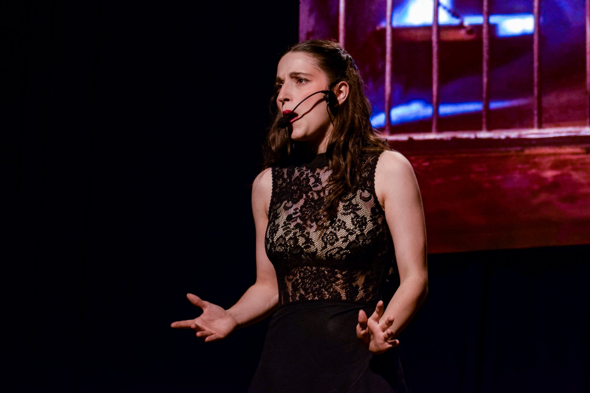 Alumna cantando en escenario